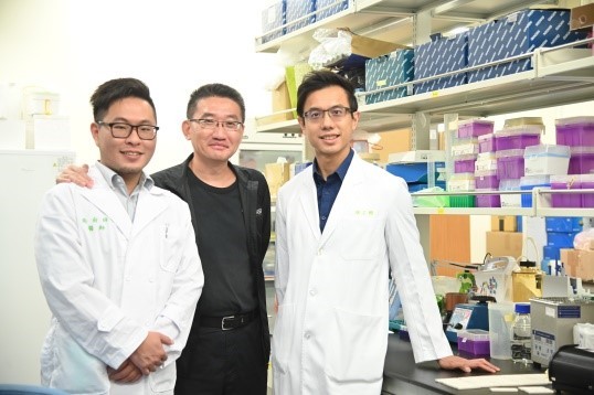 清華大學醫工所教授鄭兆珉(中)已培養與合作超過20位醫師。 左起：台大醫院新竹分院整形外科醫師吳俞鋒、清華醫工所教授鄭兆珉、台北榮總急診醫師陳正翰。