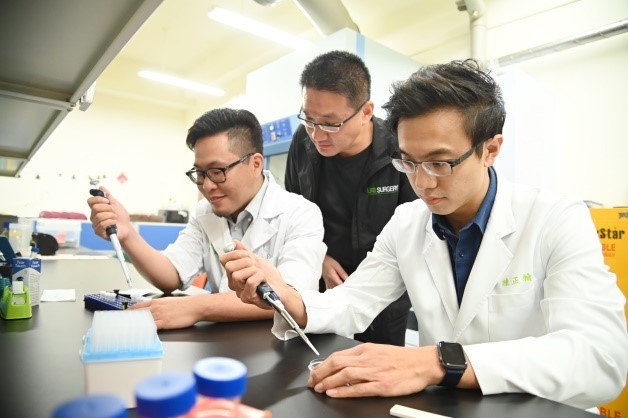 清華大學醫工所教授鄭兆珉(中)指導醫師完成跨領域研究。 左起：台大醫院新竹分院整形外科醫師吳俞鋒、清華醫工所教授鄭兆珉、台北榮總急診醫師陳正翰。