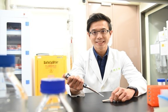 台北榮總急診醫師陳正翰在清華大學投入尿液、血液等體液的細菌快篩研發。