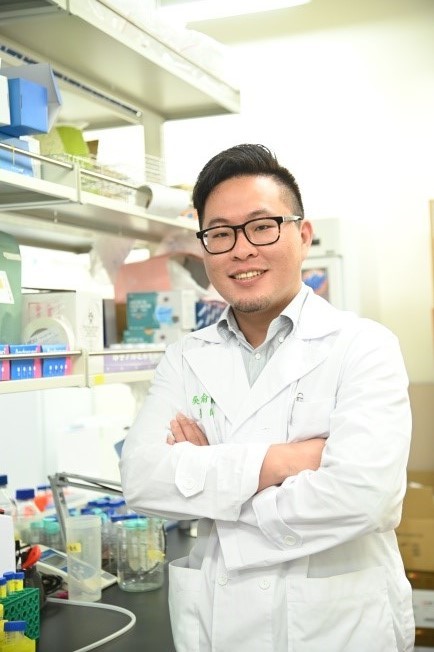 台北榮總急診醫師陳正翰在清華大學投入尿液、血液等體液的細菌快篩研發。