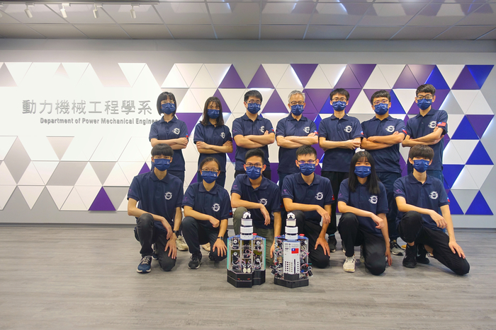 清華機器人團隊勇奪歐洲機器人大賽第四名。動機系大二李威杉（前排左起）、陳昱棻、戴雍、陳彥廷、陳靜、彭震祐、動機系大三陳嘉旻（後排左起）、科管院學士班大二趙喬萱、動機系大三鄭兆瑋、動機系指導教授陳榮順、動機系大三劉皓宇、動機系大四盧冠綸、動機系碩二蕭景文。
