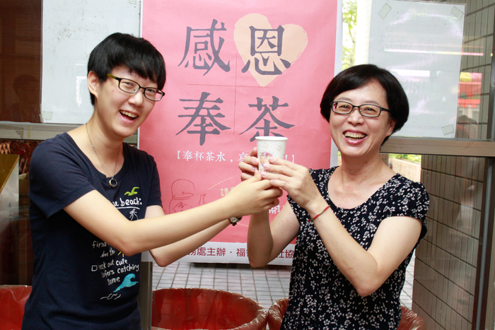 新生 周冠馨奉茶給媽媽 周媽媽開心說都忘了上次奉茶是什麼時候了