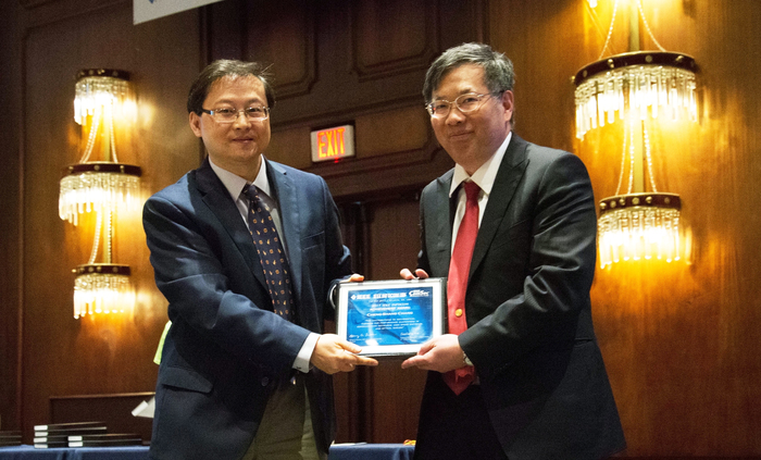 IEEE INFOCOM 指導委員會主席暨IEEE學會會士Tom Hou（左）頒發終身成就獎給張正尚教授（右）