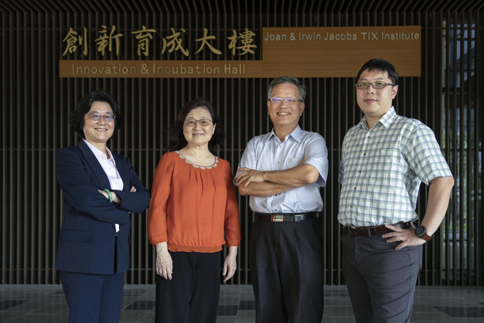 清華生科團隊林彥穎博士(右起)、江安世教授、楊嘉鈴教授、張大慈教授研發3D數位病理影像系統。