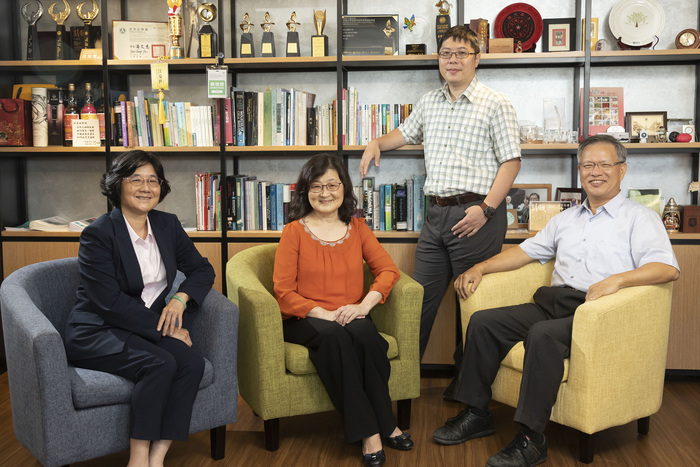 清華生科團隊江安世教授 (右起)、林彥穎博士、楊嘉鈴教授、張大慈教授研發3D數位病理影像系統