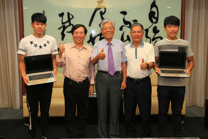 大一學弟妹苦無電腦可用，清華學長姐熱心募筆電。左起計財系學生簡暉恩、清華高爾夫球聯誼會長黃國欣、清華大學副校長周懷樸、清華校友高建隆、電機系學生田松立。