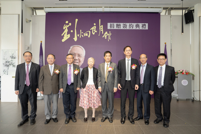 清華陳文村前校長（左起）、陳力俊前校長、賀陳弘校長、劉炯朗夫人張韻詩院士、聯華電子洪嘉聰董事長、簡山傑總經理、徐明志執行副總、賴明哲副總出席劉炯朗館簽約捐贈典禮。