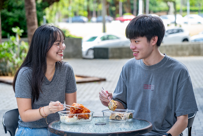 清華大學鼓勵學生自備餐具，送給每位大學部新生一套環保餐具。