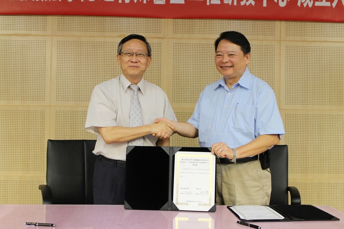 賀陳弘校長(左)與中鋼鄒若齊董事長(右)進行簽約儀式