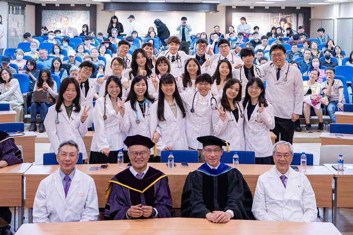 清華大學師長出席見證第一屆醫學系白袍典禮。