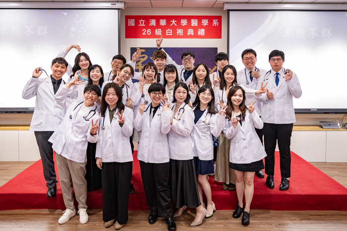 清華大學首屆醫學生披上白袍。
