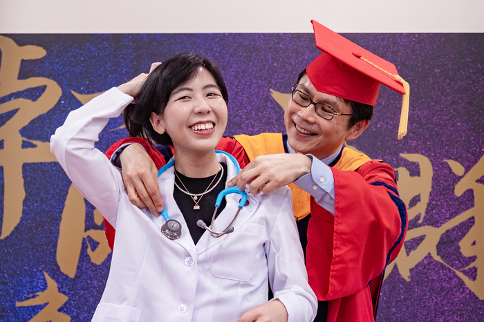 清華大學生命科學暨醫學院教授莊永仁為學生葉怡佑掛上聽診器。