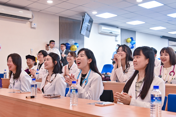 每一位清華醫學生獲授白袍時，同學們都大聲歡呼鼓掌。