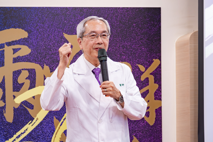 清華大學生命科學暨醫學院院長高瑞和為第一屆醫學生獻上祝福。