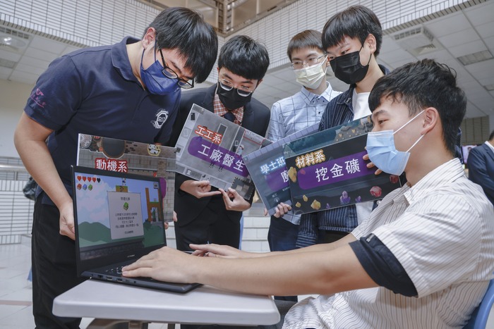 清華大學工學院4月13日發表50周年慶線上遊戲。左起工學院學士班大四生陳仕昕、工工系碩二生鄭永誠、材料系大三生陳亮晴、工學院院長賴志煌、化工系大三生張文彥、動機系大三生鄭兆瑋。