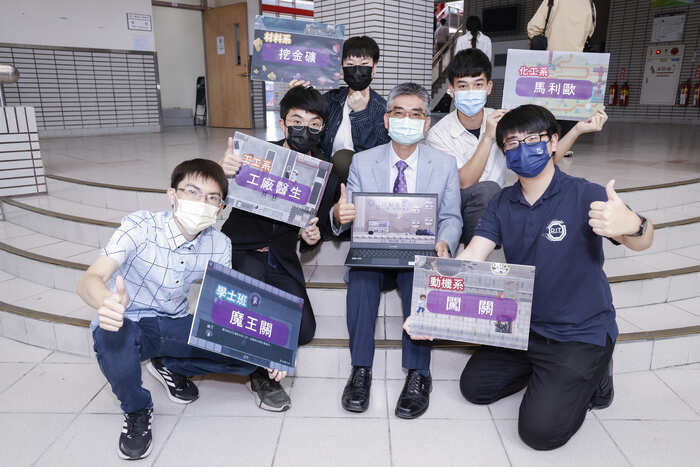清華大學工學院4月13日發表50周年慶線上遊戲。左起工學院學士班大四生陳仕昕、工工系碩二生鄭永誠、材料系大三生陳亮晴、工學院院長賴志煌、化工系大三生張文彥、動機系大三生鄭兆瑋。