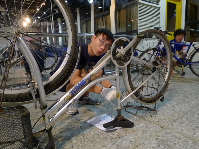 正在更換後剎車夾器線材