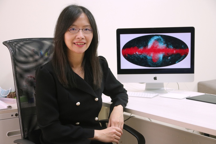 清華大學天文所教授楊湘怡以電腦模擬證實銀河系巨大泡泡為黑洞能量噴發形成。