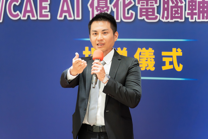兆水科技總經理藍偉華說明，西門子此次捐贈清華動機系的軟體，能讓學生在學期間培養與業界接軌的專業能力。圖片