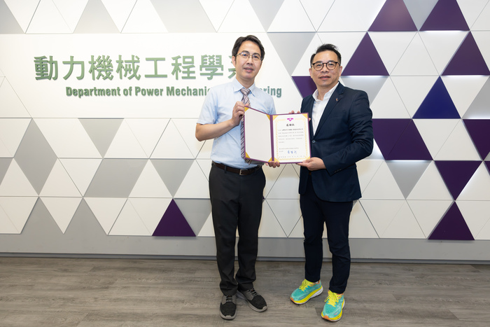清華動機系主任黃智永（左）感謝校友台灣西門子軟體工業董事長陳晧璋對母校的支持。圖片