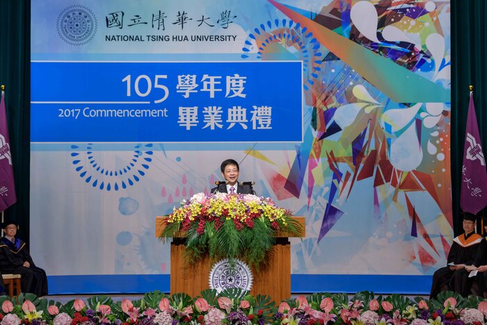玉山金控兼玉山銀行總經理黃男州在清華大學畢業典禮勉勵畢業生