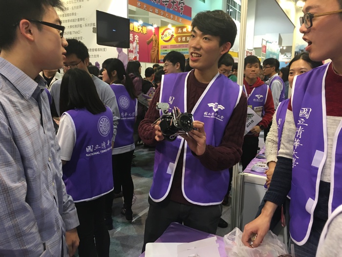 清華動機系學生去年大博會動態展示複合式機械人功能