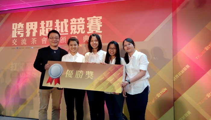 左起團隊業界老師宏碁公司黃凱鴻、楊蕙嘉、徐珮宜、杜佩芸、廖孟筠