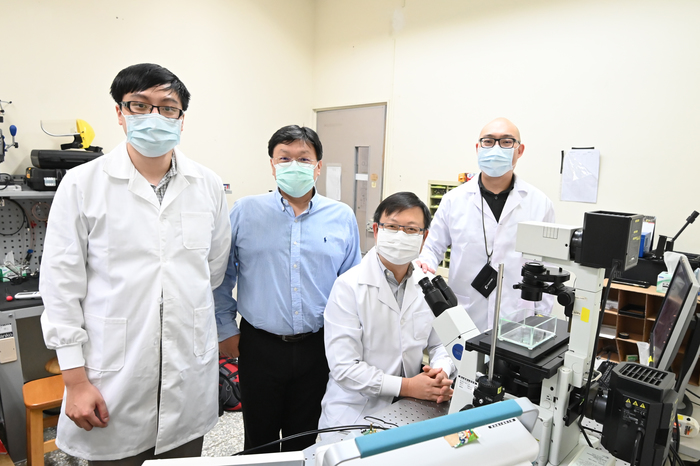 清華教授葉秩光(左二)帶領團隊成員謝宗翰(左一)、賴俊延(右二)、羅尉辰(右一)研發超音波漩渦溶栓技術