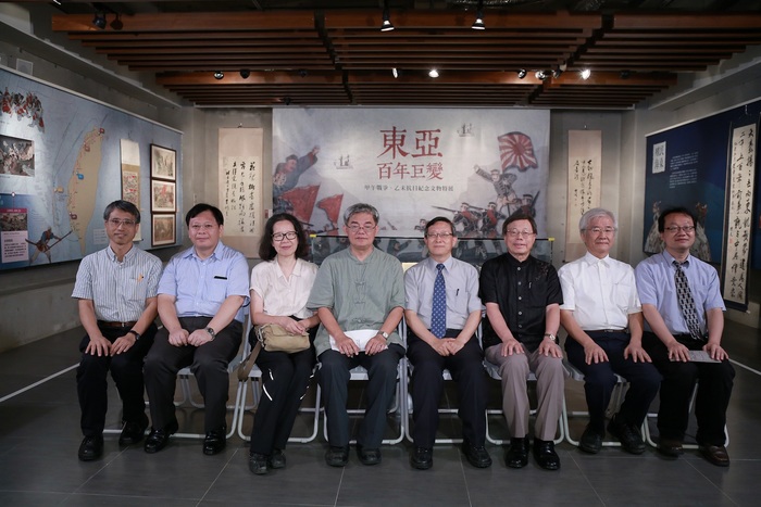 「東亞百年巨變：甲午戰爭、乙未抗日紀念文物特展」與會來賓合影留念，左起：清華圖書館館長林福仁教授、姜紹祖後裔姜博文先生、清華中文系方聖平教授、清華中文系楊儒賓教授、清華賀陳弘校長、台灣海峽兩岸朱子文化交流促進會朱茂男理事長、蔡仁堅先生、清華圖書館副館長孫宏民教授。