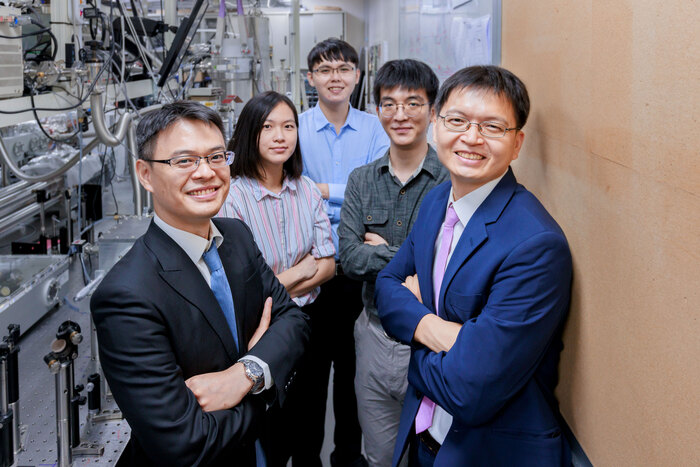 清華大學研究團隊成功產生埃秒極紫外脈衝光，成員包括陳明彰(右起)、賴柏維、蔡明憲、梁安媛、林明緯。