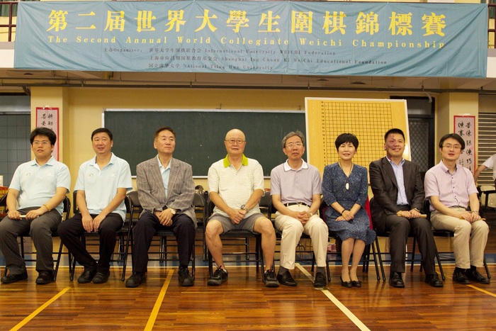 應明皓董事長(中)與下指導棋老師合影