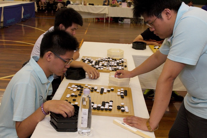 王元均(右)同步指導六位大學生選手
