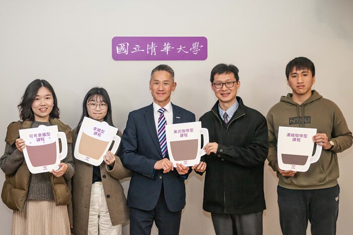 清華大學以「咖啡分類法」將課程分為四大類型，從投入時間與難易度量化分析課程特色。左起清華大學學科所碩二生蔡郁蘋、學科所碩二生曾凱琳、校長高為元、校研中心主任區國良、電機系大四生陳豐茂。圖片