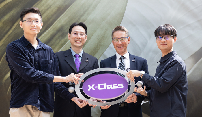 為了提升跨領域比率，清華大學推動X-Class衝堂選課等三大方案。左起核工所碩一生陳聿邦、教務長巫勇賢、校長高為元、學生議會議長王致凱。