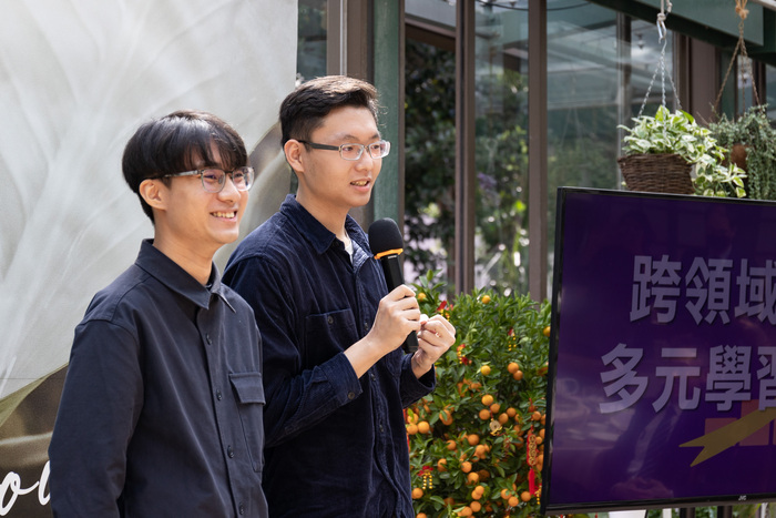 清華大學核工所碩一生陳聿邦（右）與學生議會議長王致凱一起向學校提出X-Class的構想。