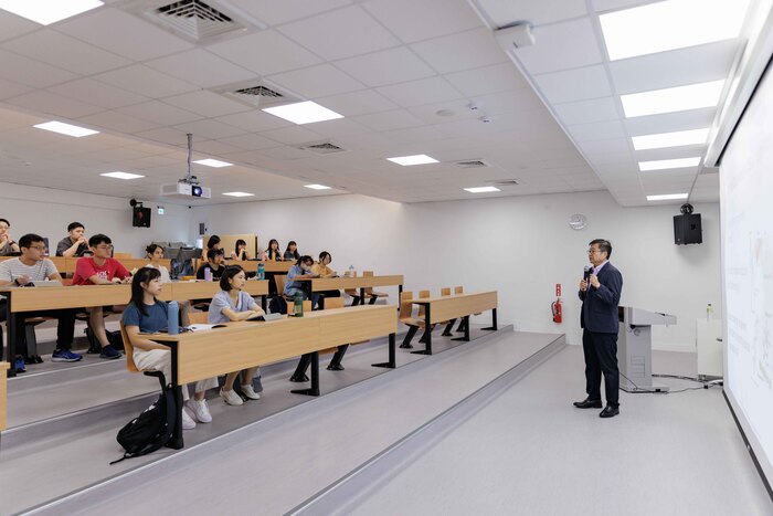 清華學士後醫學系開學日第一堂課是由副校長呂平江（右）主授的「生化學導論」。