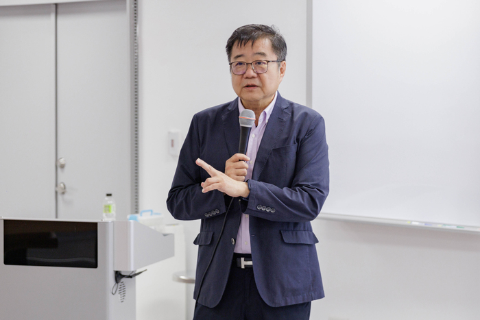 清華教授兼副校長呂平江（右）為醫學系學生上第一堂課。