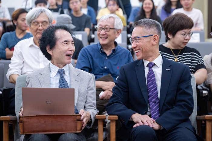 清華大學校長高為元（右）與小笠原欣幸（左）在榮譽講座證書頒授典禮上相談甚歡。