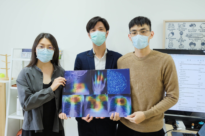 清華資工系助理教授郭柏志（中）帶領學生陳立晴（左）、王瑞恩（右）參與AI也會種族歧視的跨國研究。