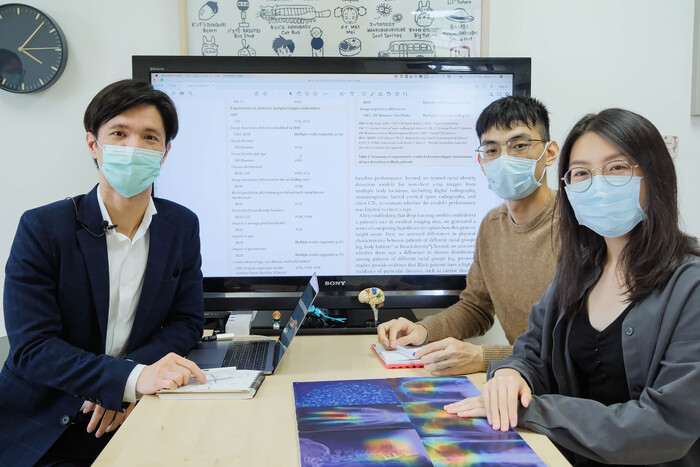 清華資工系助理教授郭柏志（左）帶領學生陳立晴（右前）、王瑞恩（右後）參與AI也會種族歧視的跨國研究。
