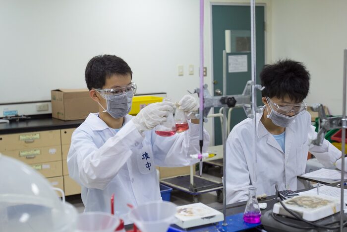 清華盃化學競賽決賽是團體實驗，如何有效率的完成實驗是一大考驗。