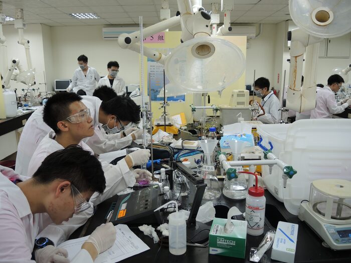 實驗決賽裡大家卯足勁，發揮所知的化學知識做完規定的實驗。