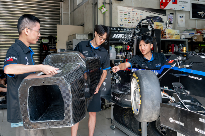 清大賽車工廠自製碳纖單體殼，期望減輕車輛重量。