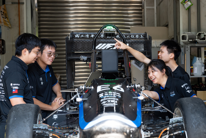 清大賽車工廠技術發表會展示無人車技術。