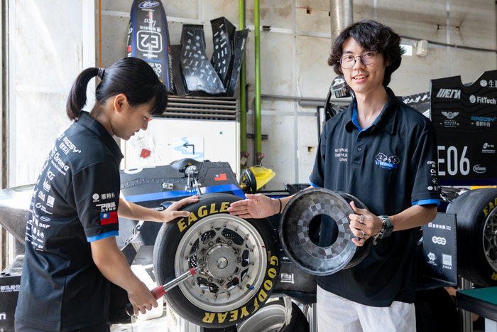 清大賽車工廠展示首個由台灣學生團隊自製的碳纖輪框。