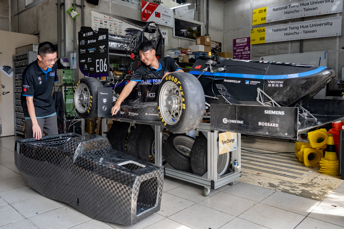 清大賽車工廠自製碳纖單體殼，期望減輕車輛重量。